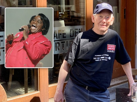 Flor Verbeeck aan zijn lievelingscafé Den Artiest in Leuven, uiteraard gehuld in een T-shirt van het originele Marktrock. Inzet: artiest James Brown in 1997.