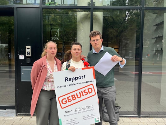 Polien Willems (Jong CD&V Herentals), Karel Hutsebaut (Jong CD&V Lebbeke) en nationaal Jong CD&V-voorzitter Bram Van Hecke met het rapport voor onderwijsminister Zuhal Demir (N-VA).