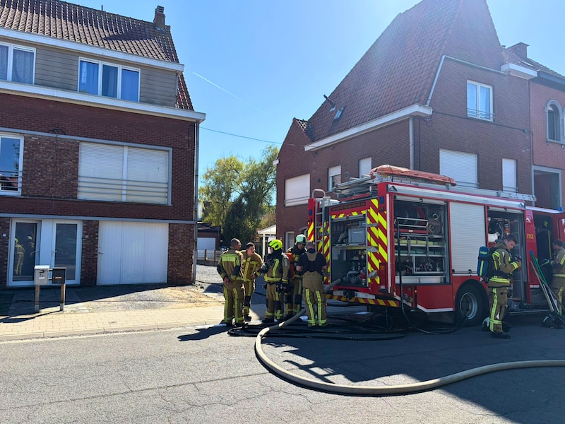 afvalberg-vat-vuur-in-tuin-in-menen-brandweer-kan-erger-voorkomen
