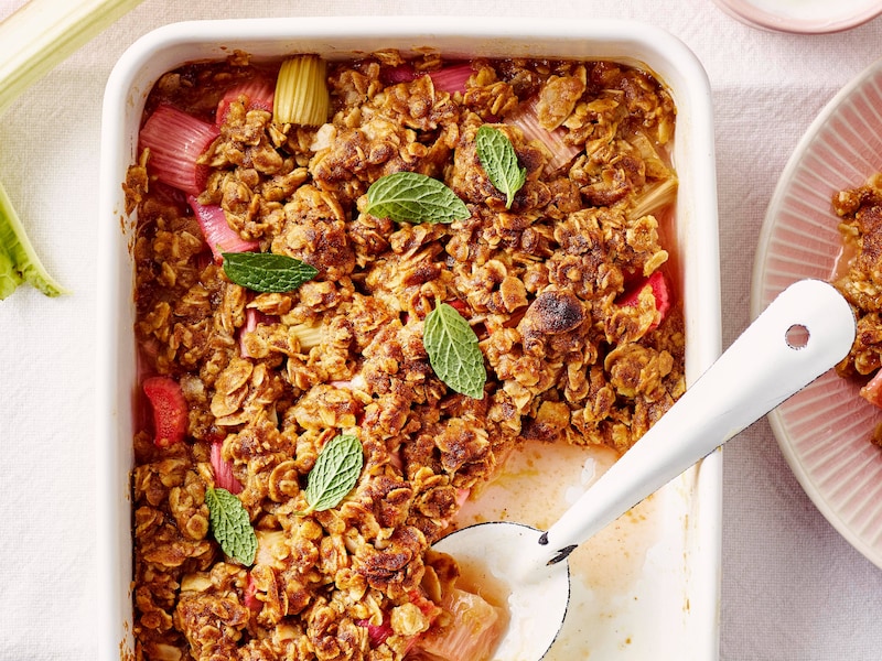 Morgen is het Moederdag. Verras je mama daarom eens met een rabarbercrumble met skyr