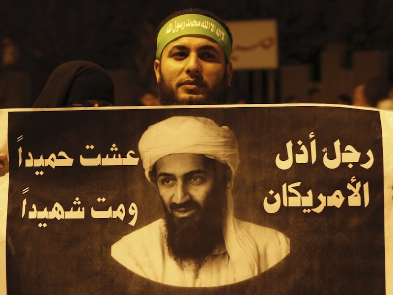 Islamitische demonstrant met een spandoek met de afbeelding van Osama bin Laden. Er staat te lezen: 'Deze man vernederde de Amerikanen. Hij leefde goed en stierf als een martelaar'. (Archiefbeeld)