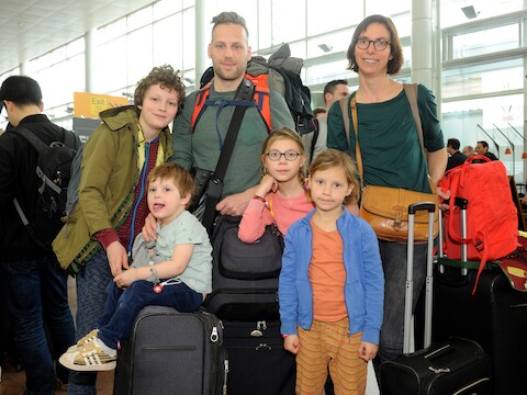 Nicky en Katleen en hun vier kinderen nemen vandaag, een dag voor het begin van de paasvakantie, al het vliegtuig.