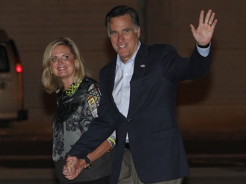 De Republikeinse presidentskandidaat en zijn echtgenote Ann arriveren in Tel Aviv.