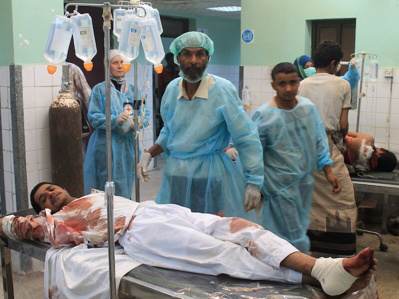 Een man wordt behandeld aan zijn verwondingen in een ziekenhuis in Aden, waar een groot gebrek is aan medische personeel.