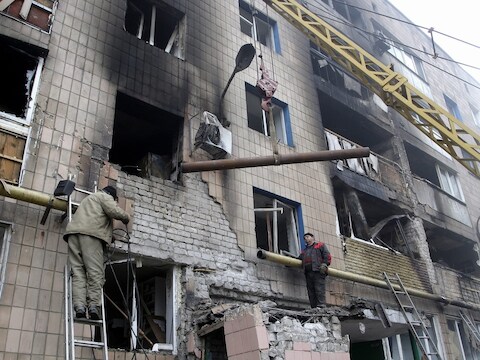 De schade aan gebouwen is groot sinds het geweld in Donetsk weer is opgelaaid.
