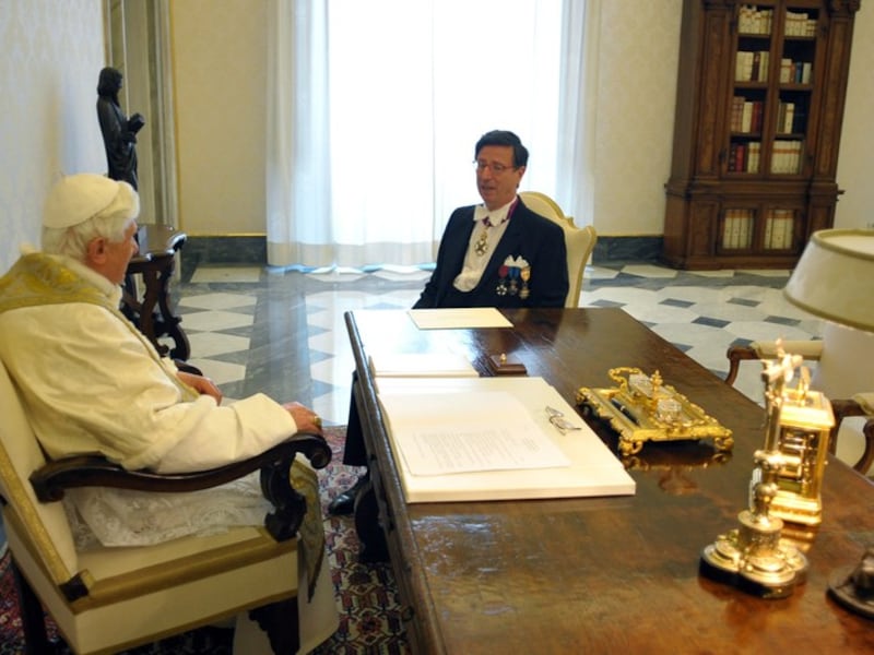 Benedictus XVI in gesprek met de nieuwe Belgische ambassadeur Charles Ghislain