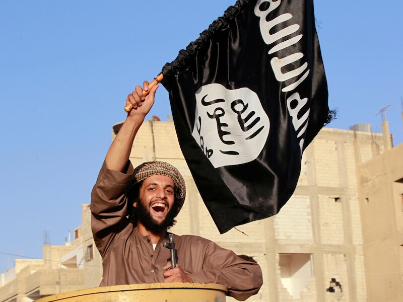 Een strijder van de ISIS deed zondag mee aan een soort militaire parade in de Syrische stad Raqqa.