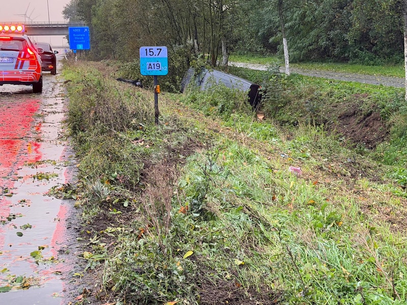 Langs de A19 in Geluveld (Zonnebeke) raakte een vrouw met haar Peugeot Partner van de weg af