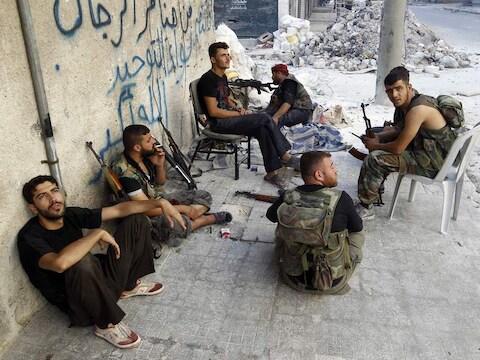 Soldaten van het Syrische leger nemen tussen de gevechten door even 'pauze' in Aleppo.
