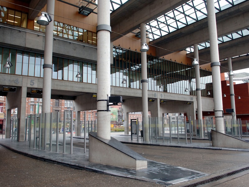 Duo werkt vijftiger tegen grond aan station Leuven, maar die laat het daar niet bij: politie en ziekenwagen opgeroepen