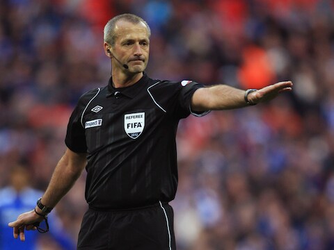 De ref Martin Atkinson in actie.