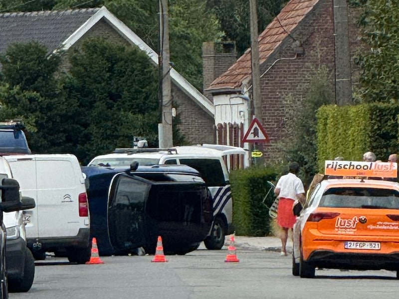 Vrouw (37) lichtgewond na botsing tegen geparkeerde auto in Ruiselede