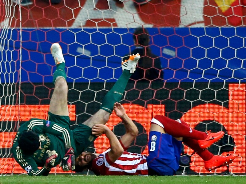 Door deze botsing met Raul Garcia viel Petr Cech uit met een blessure aan de rechterschouder.
