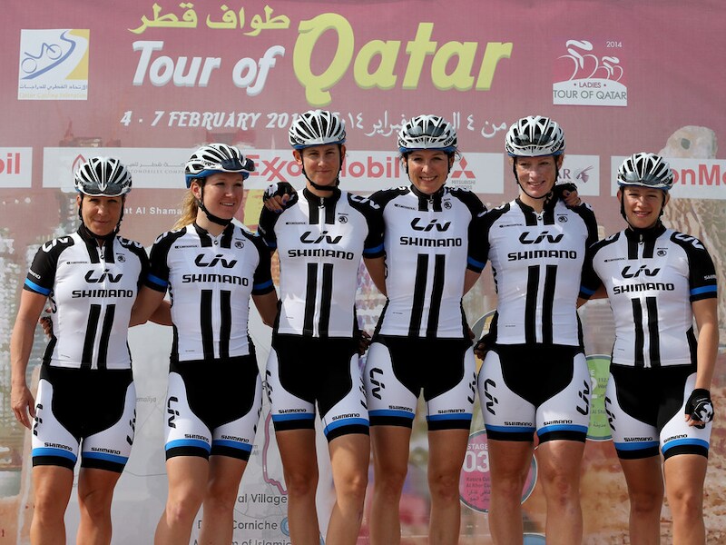 Amy Pieters (derde van links) en de overige vrouwen van team Giant-Shimano.