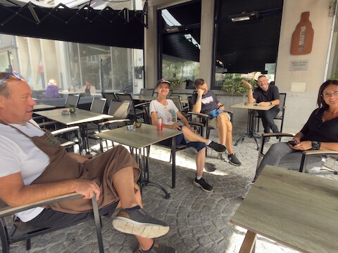 De uitbaters en het personeel van Le Rubin in Oudenaarde zitten werkloos op het terras.
