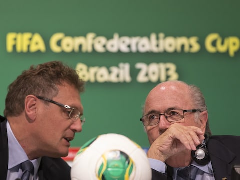 Secretaris-generaal van de FIFA Jerôme Valcke vrijdag in een onderonsje met voorzitter Joseph Blatter.