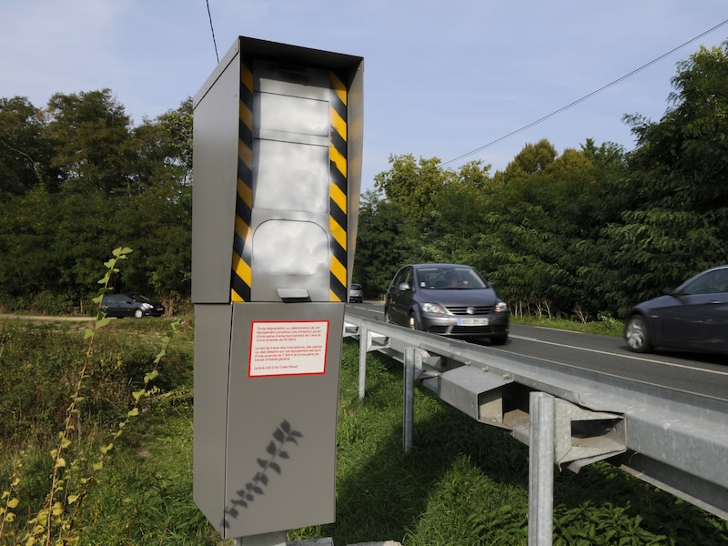 Met verf beklad, stukgeslagen of in brand gestoken: Fransen vernielen massaal snelheidscamera’s