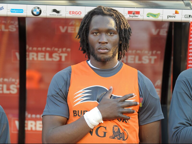 Lukaku op de bank tijdens de interland tegen Servië.