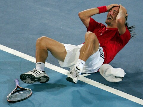 Nicolas Massu bij het behalen van zijn gouden medaille in 2004