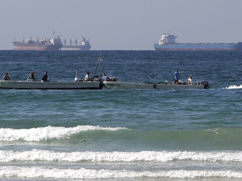 Vissers kijken voor de kust van Ras al Khaimah in de Verenigde Arabische Emiraten naar voorbijvarende olietankers. Meer zuidelijk in de Perzische Golf ligt de Straat van Hormuz. Het Iraans regime dreigt er nog steeds mee om die zeestraat af te sluiten.