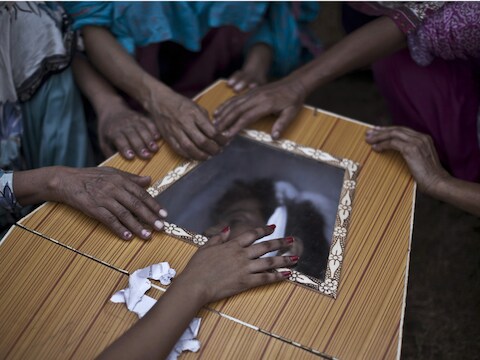 Vrouwen rouwen bij de doodskist van een slachtoffer van de aanslag op een kerk in Peshawar.