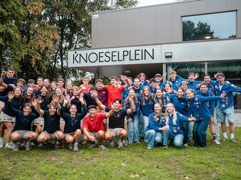 Veel blije gezichten bij de opening van het nieuwe jeugdlokaal in Broechem.