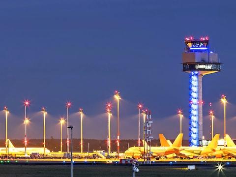 Illustratiebeeld van luchtverkeersleidingstoren op de luchthaven Berlijn-Brandenburg.