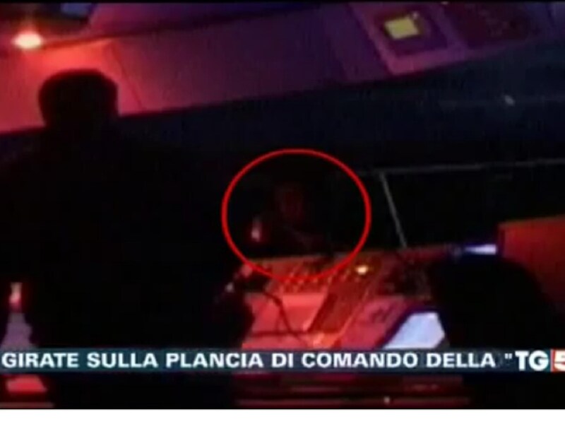 Op de beelden is het silhouet van kapitein Francesco Schettino te zien, hier omcirkeld.