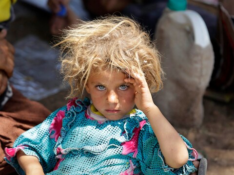Een Yezidi-meisje op de vlucht voor IS-strijders, in augustus vorig jaar.