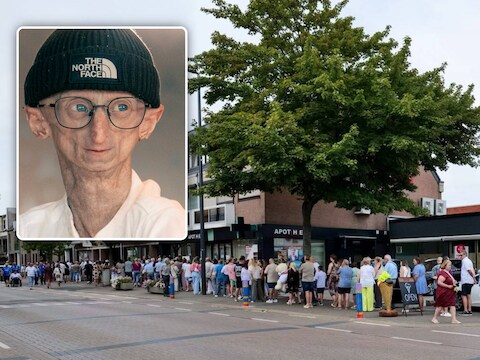 Honderden mensen schuiven aan bij uitvaartcentrum Reweghs-Pipeleers in Diepenbeek voor een laatste groet aan Michiel Vandeweert (inzet).