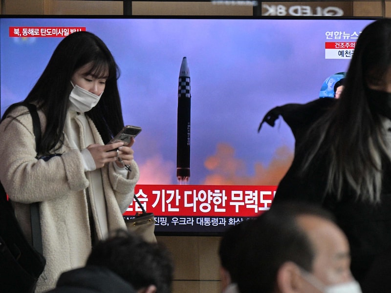Beeld van de Noord-Koreaanse raketlancering tijdens een nieuwsuitzending op een station in Seoel, Zuid-Korea.