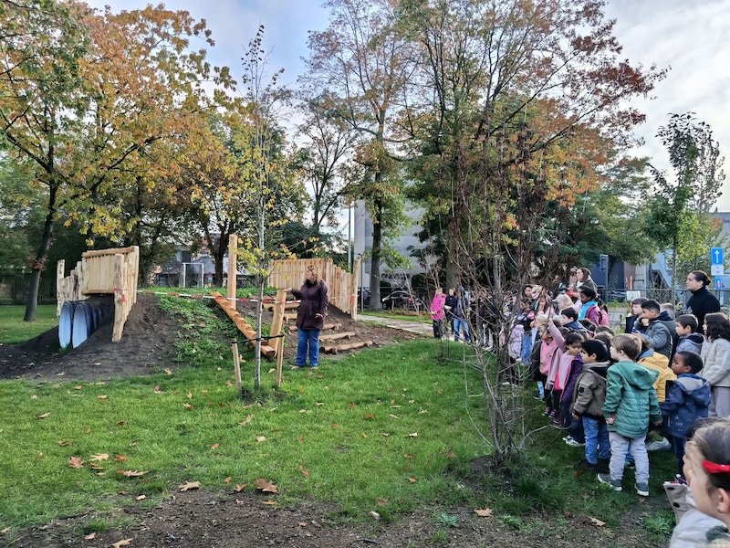 Met de opening van de speelheuvel is de vernieuwde speelplaats van De Bever afgerond 