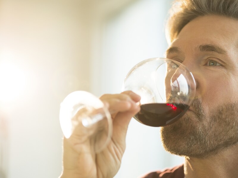 De onderzoekers raden aan het risico op leverkanker te beperken door alcoholconsumptie in te dijken: één glas per dag voor vrouwen, twee voor mannen.