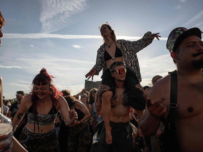 Illegale rave met 9.000 mensen al drie dagen bezig in Frankrijk (en duurt mogelijk tot zondag)