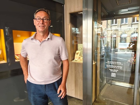 Stefaan Vandromme bij zijn juwelierszaak in Ieper. 
