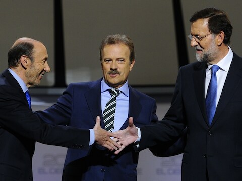 Alfredo Perez Rubalcaba (L) schudt de hand van Mariano Rajoy (R) in het bijzijn van moderator Manuel Campo Vidal (C).