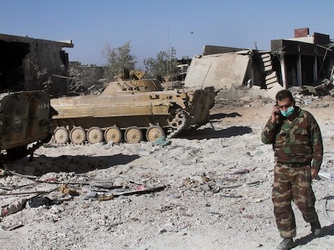 Een Syrische militair zaterdag in de wijk in Damascus die woensdag met chemische wapens zou zijn aangevallen.