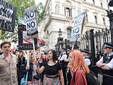 Betogers verzamelen aan 10 Downing Street in Londen.