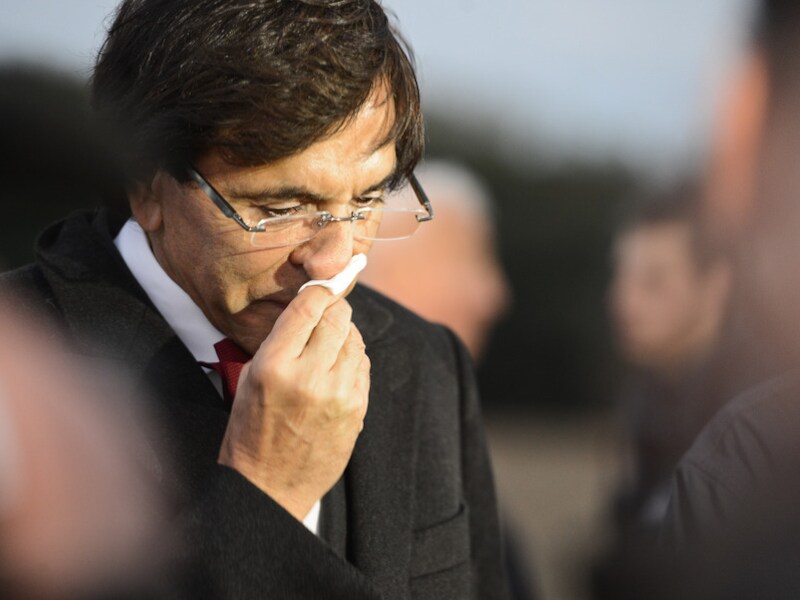 Premier Elio Di Rupo op de site van de crash.