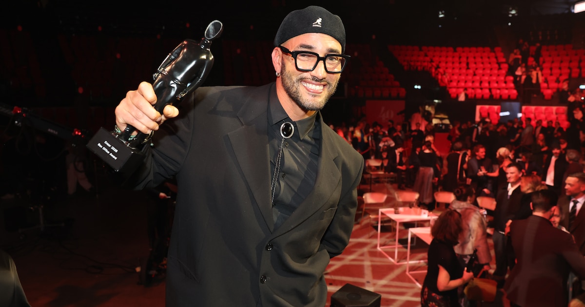 Bilall Fallah geeft Ensor voor ‘Patsers’ aan pasgeboren zoontje van Adil El Arbi: “Hij is een heel t