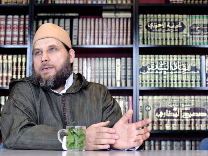 De Haagse imam Fawah Jneid noemt de figuren achter Sharia4Holland en Sharia4Belgium "gekken of misdadigers".