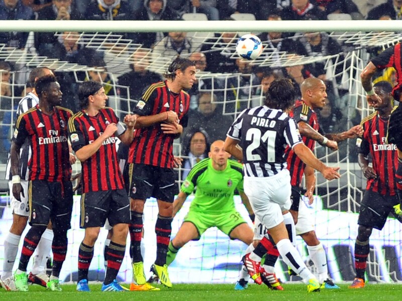 Pirlo draait de 1-1 binnen via een rechtstreekse vrije trap.