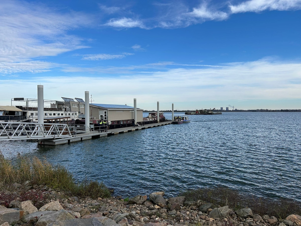 Un barco se hundió el domingo por la tarde en Maasplas, en Kinrooi, Limburgo, provocando que tres personas acabaran en el agua.