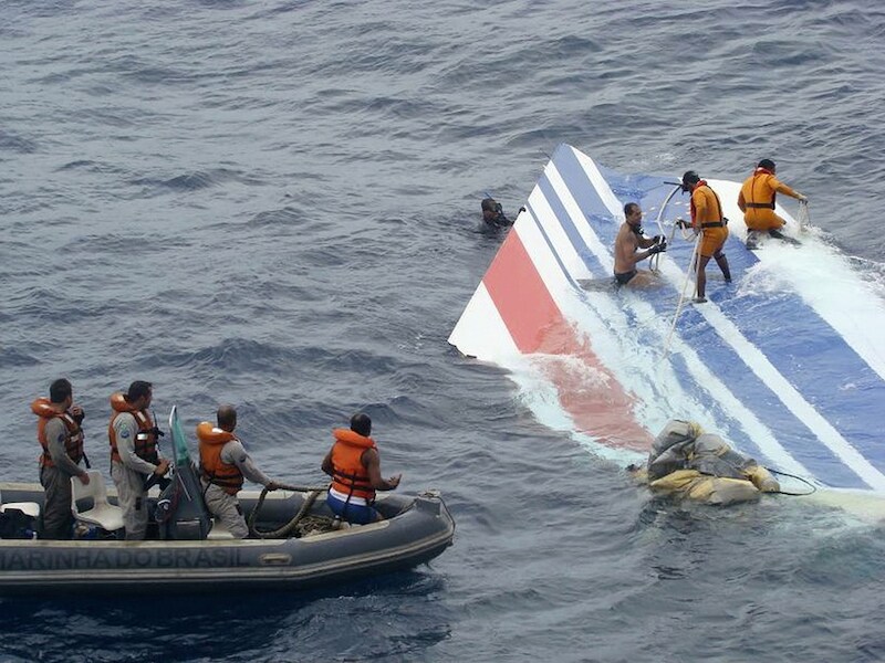 Een stuk van het vliegtuig wordt uit de zee gehaald.