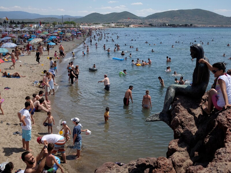 Badgasten op het strand in het Turkse Oren. (archieffoto)