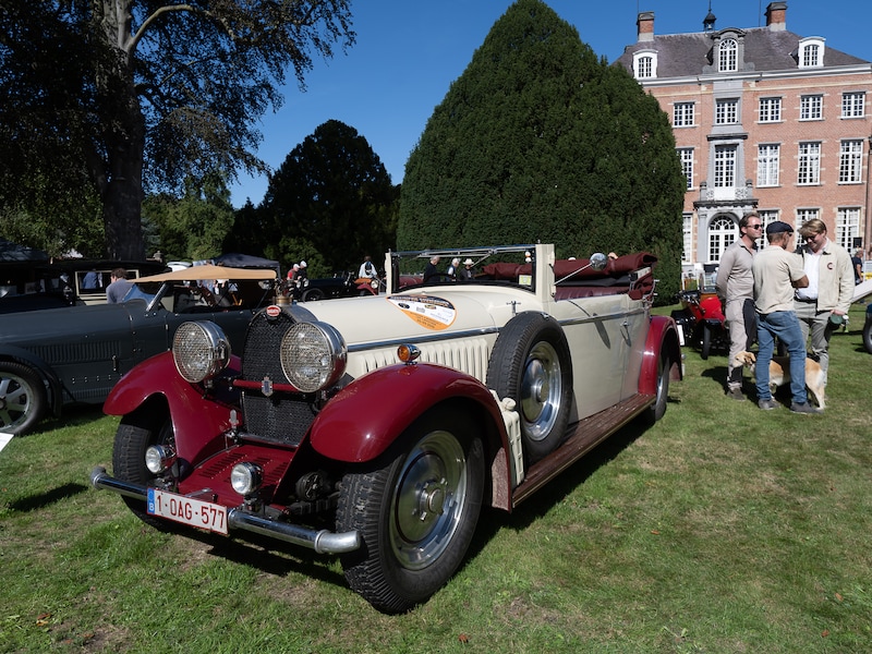 Kasteel Belvédère decor voor exclusieve oldtimers: zelfs Aston Martin van koning Boudewijn te bewonderen