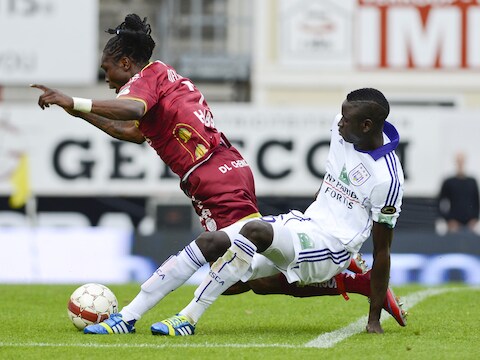 Kouyaté haalt Habibou onderuit.