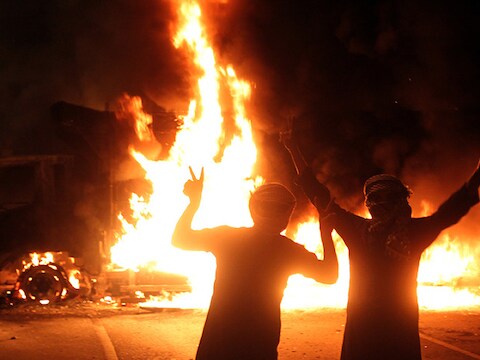 Ondanks het harde optreden van de politie brachten de manifestanten toch de nacht door op het plein.