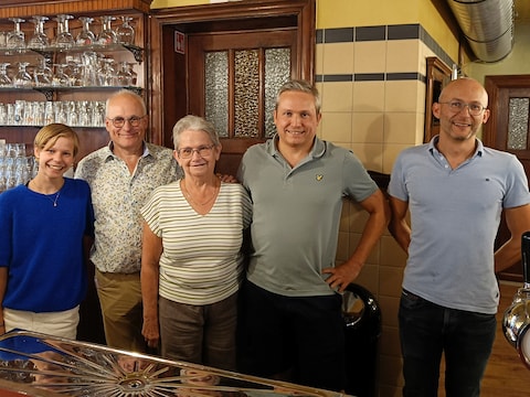 Kleindochter Ines, Hugo en zijn echtgenote Arlette en zoons Stijn en Hendrik. "Of er in de familie geen kandidaat-uitbater zit? Neen, niet meteen", zegt Hugo.
