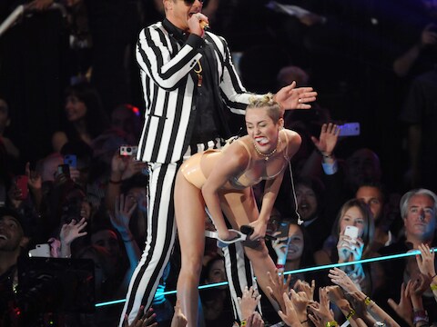 Zanger Robin Thicke en zangeres Miley Cyrus
